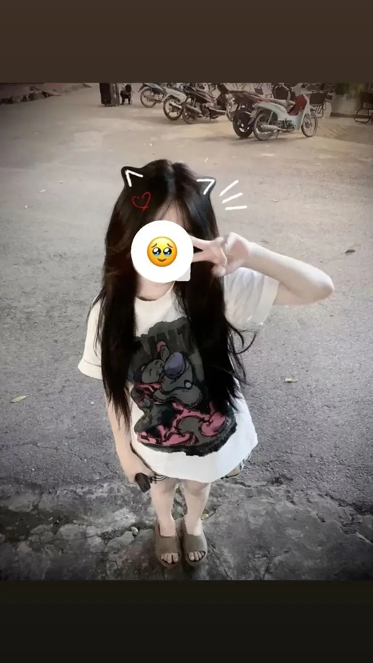 Ảnh Gái Cute Che Mặt Đơn Giản