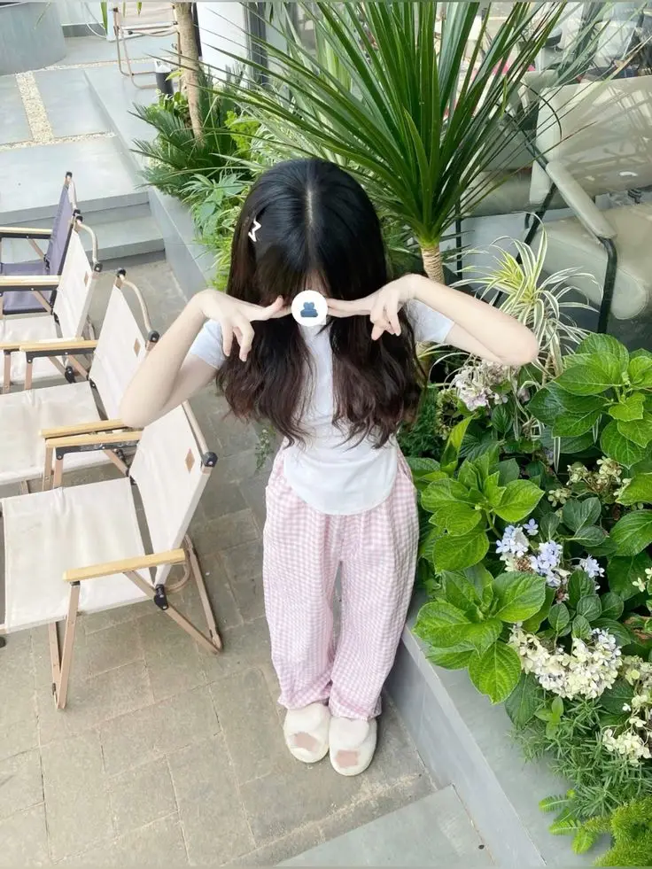 Ảnh Gái Xinh Cầm Điện Thoại Che Mặt – Khoảnh Khắc Đời Thường