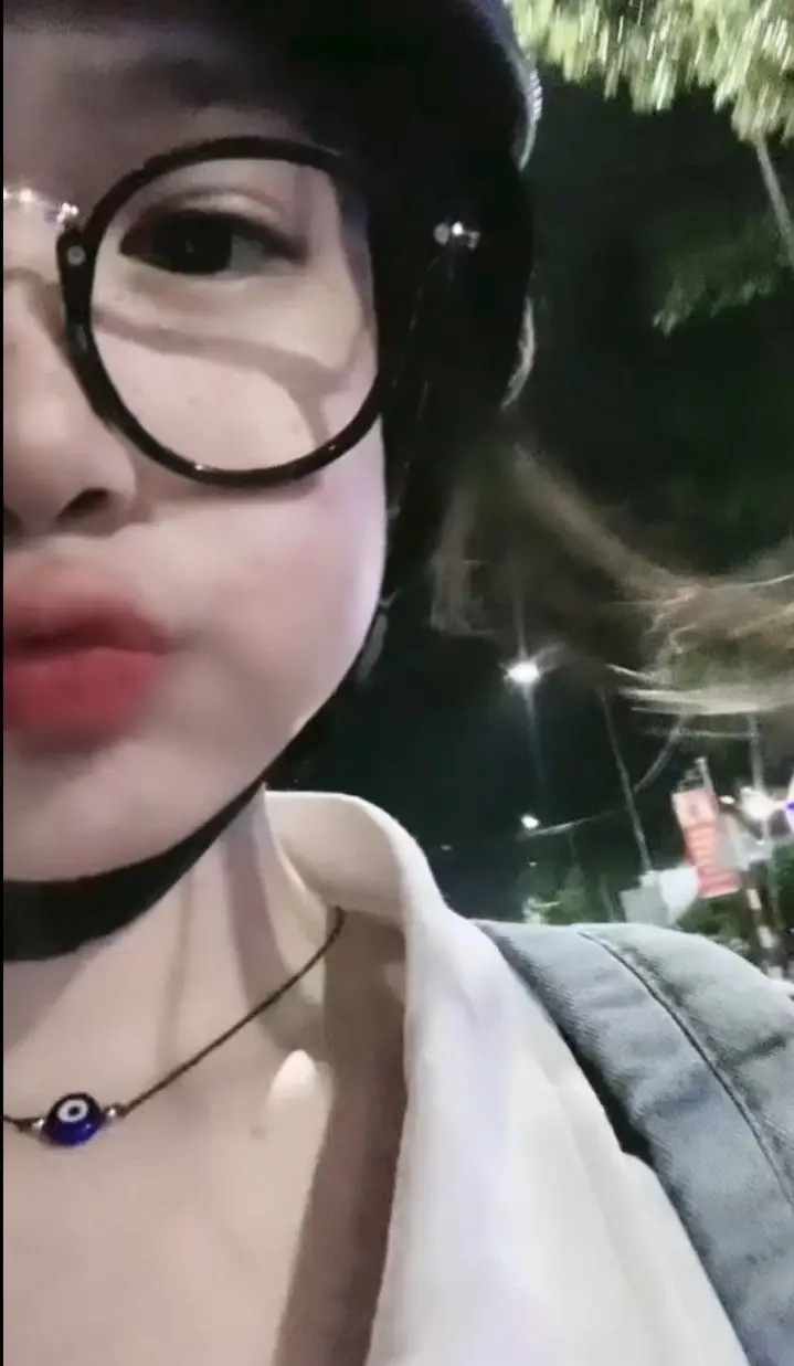 Ảnh Gái Xinh Đeo Kính 2k7: Phong Cách Độc Đáo