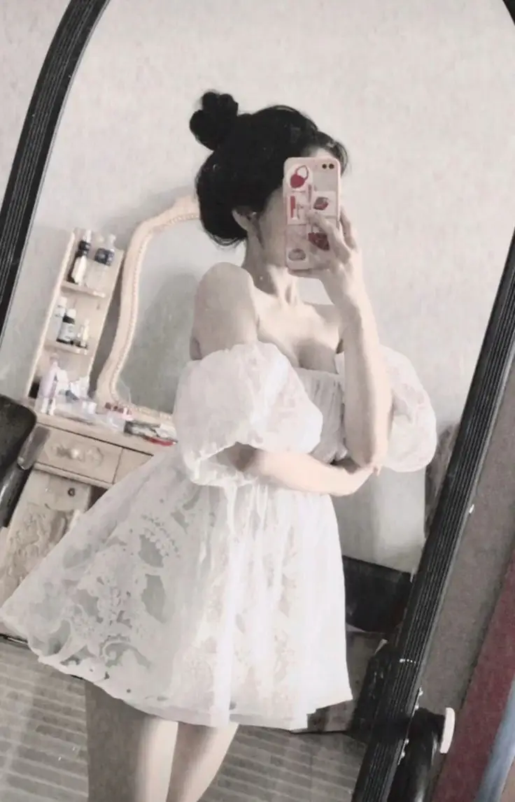 Che Mặt Gái Xinh Mặc Váy Trắng Ngắn
