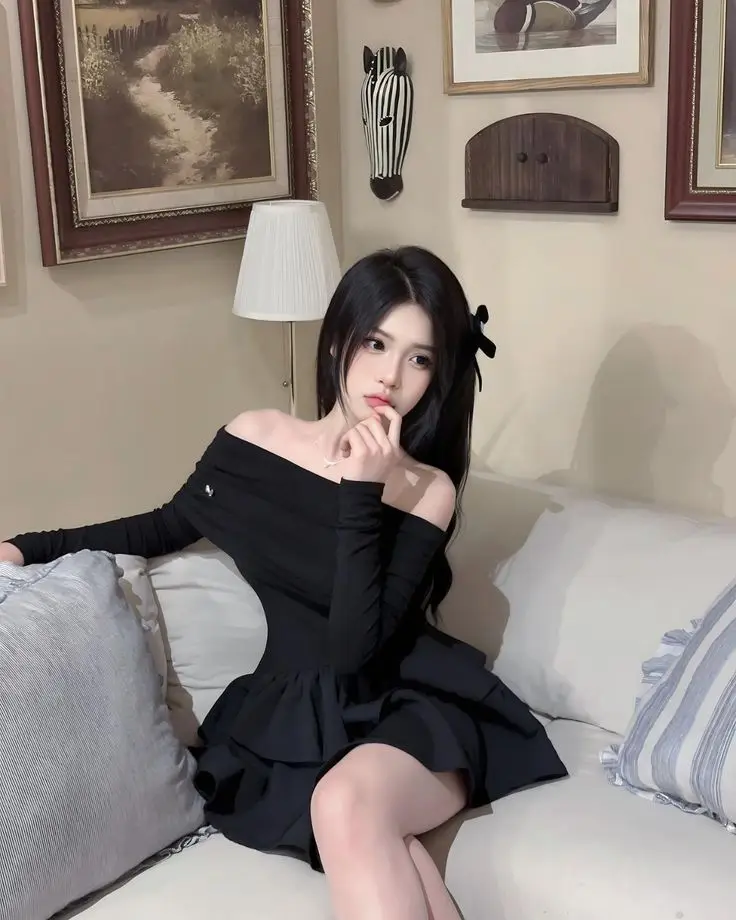 Gái Xinh Mặc Váy Lưới Thu Hút