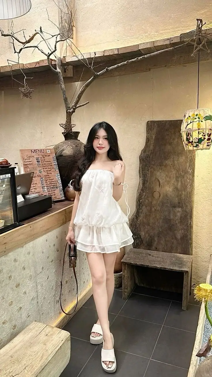 Gái xinh Trung Quốc mặc váy ngắn: Xu hướng thời trang cực chất