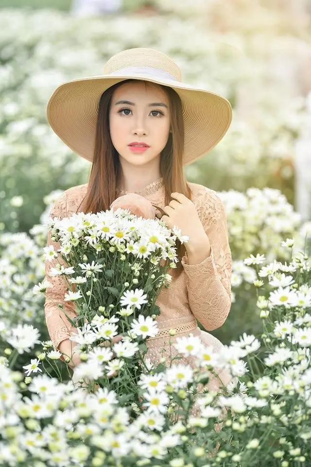 Hình ảnh cô gái cầm hoa đẹp – Tuyển tập ấn tượng