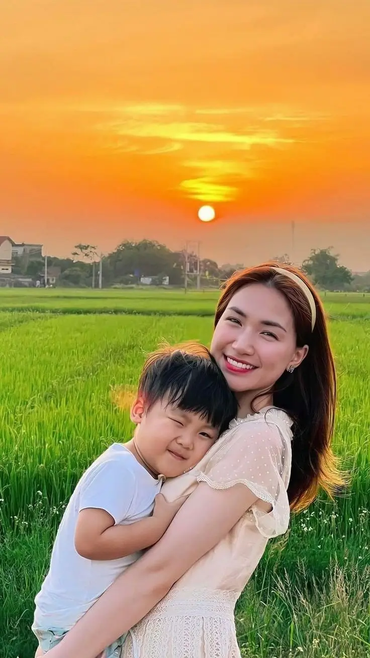 Hình Ảnh Mẹ Và Con Gái – Những Giây Phút Ngọt Ngào