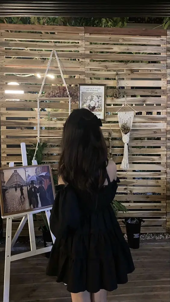 Hình ảnh sau lưng cô gái đầy ý nghĩa
