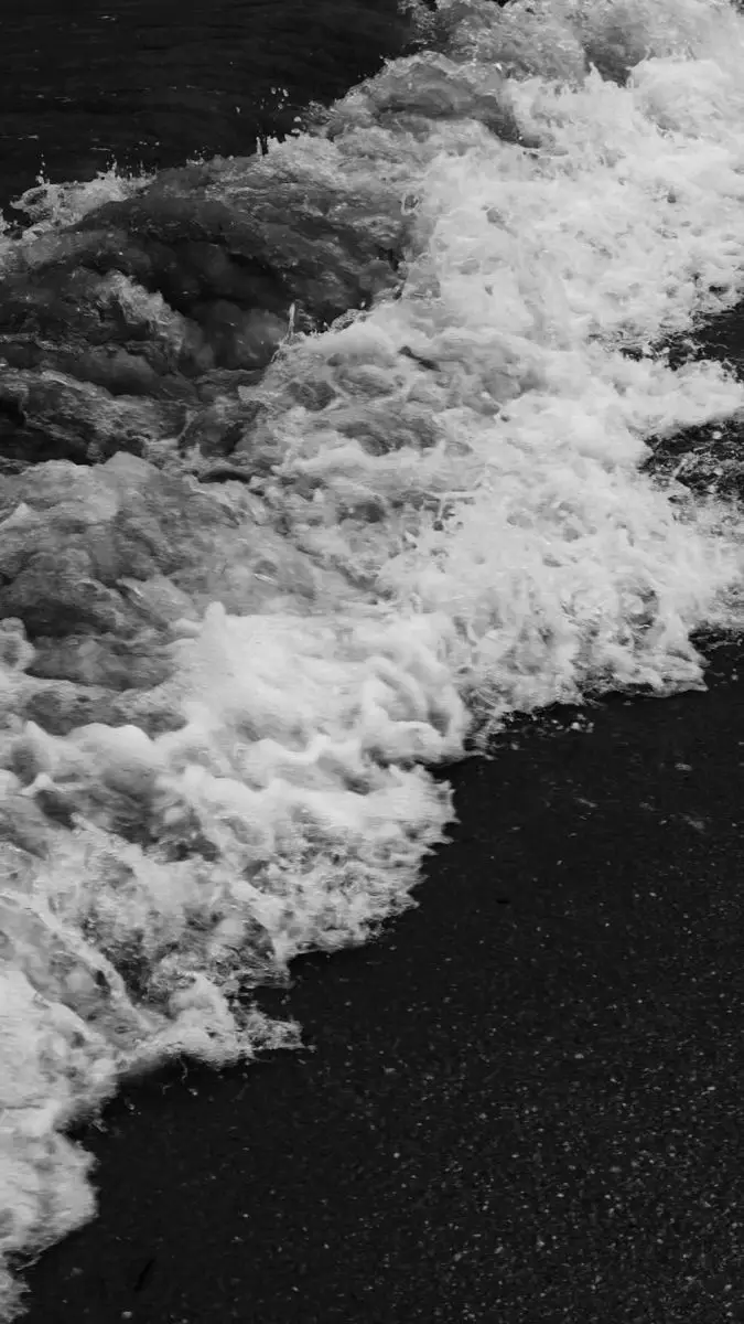 Hình nền điện thoại buồn với sắc đen đầy tâm trạng