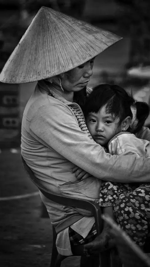 Hình Vẽ Mẹ và Con Gái: Tình Yêu Gia Đình Trong Nghệ Thuật