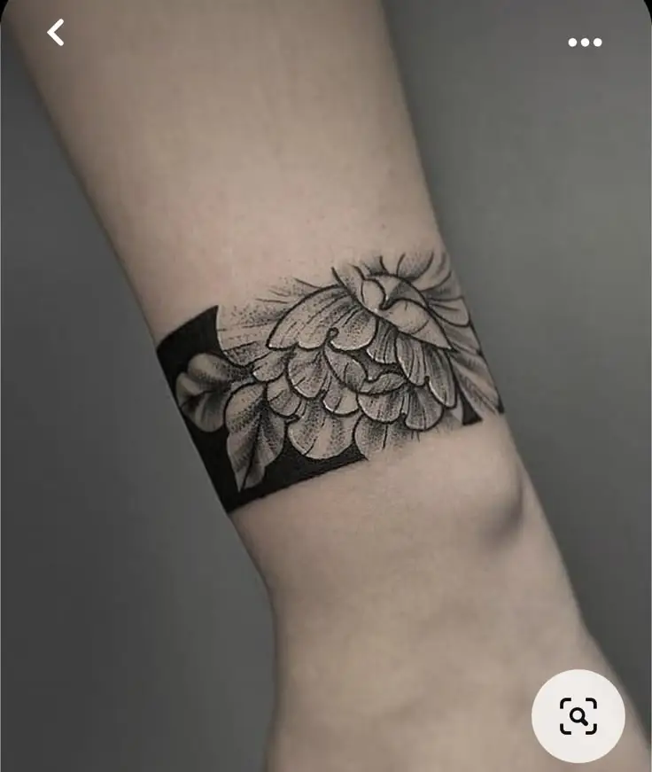 Ý nghĩa hình xăm hoa mẫu đơn trắng đen trong nghệ thuật xăm
