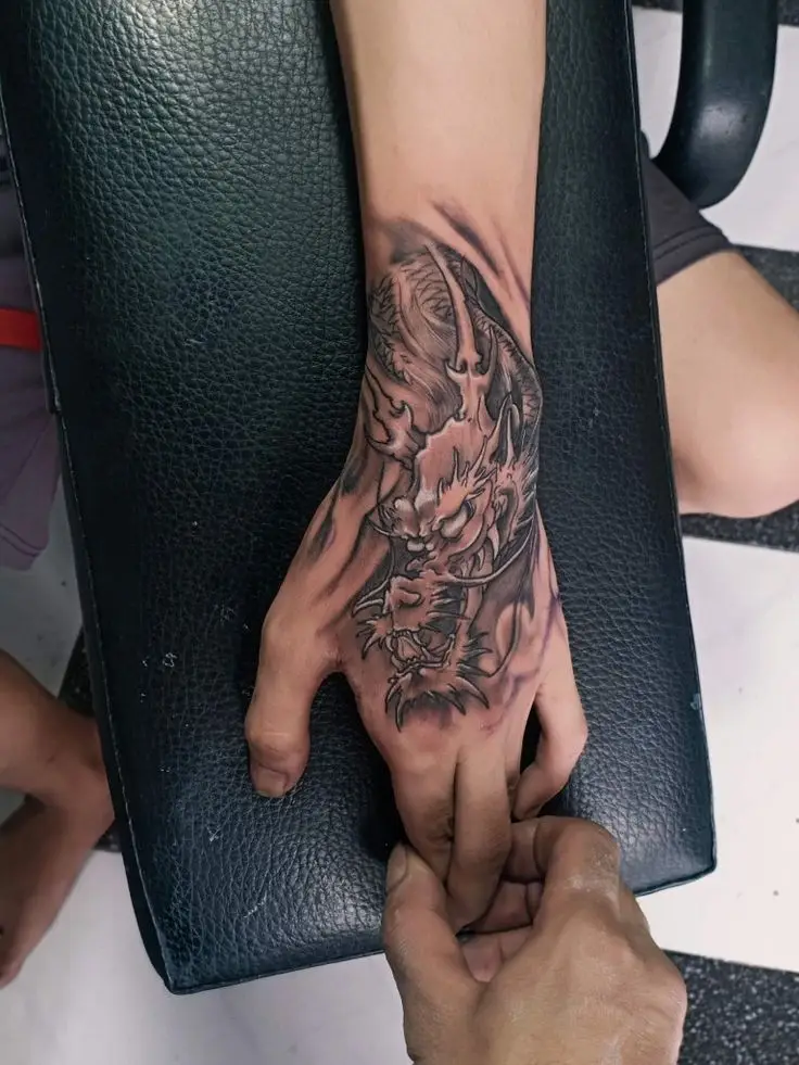 Hình xăm mu bàn tay chất - Những thiết kế độc đáo 18