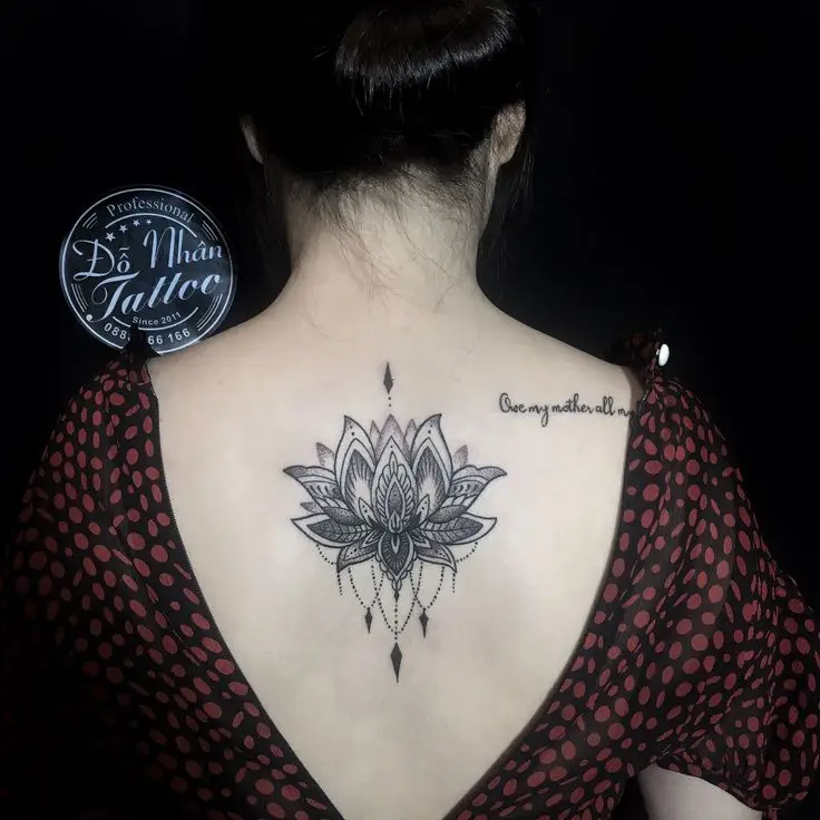 Hình Xăm Ở Lưng Nữ: Xinh Đẹp và Cá Tính 25