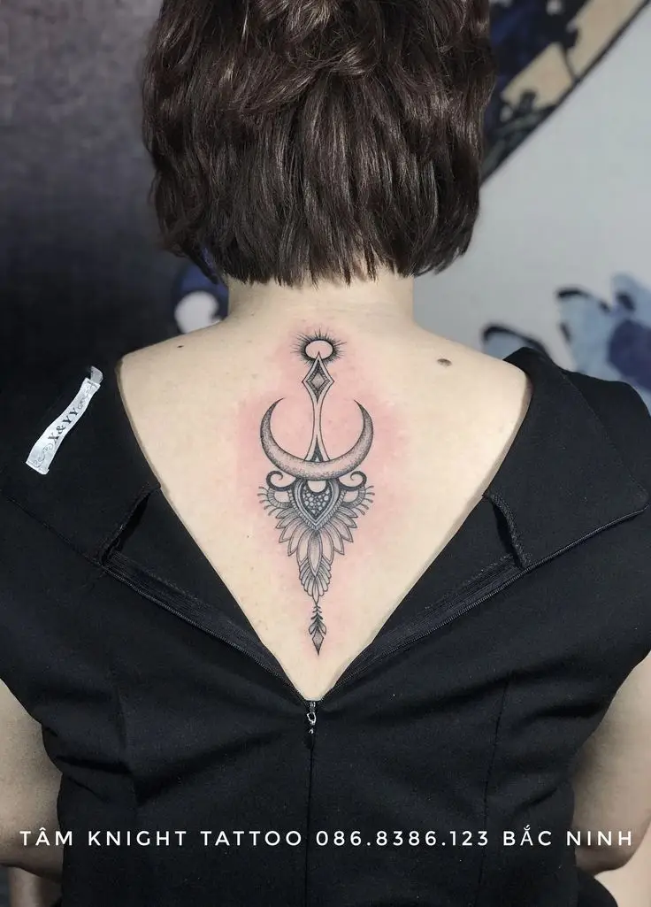 Hình Xăm Ở Lưng Nữ: Xinh Đẹp và Cá Tính 48