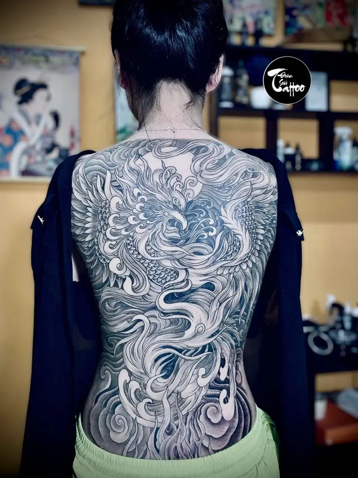 Hình xăm phượng hoàng full lưng nữ – Sự kết hợp hoàn hảo
