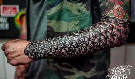 Hình Xăm Rồng Kín Lưng Đen Trắng - Sự Kết Hợp Độc Đáo Giữa Nghệ Thuật và Thiên Nhiên 1