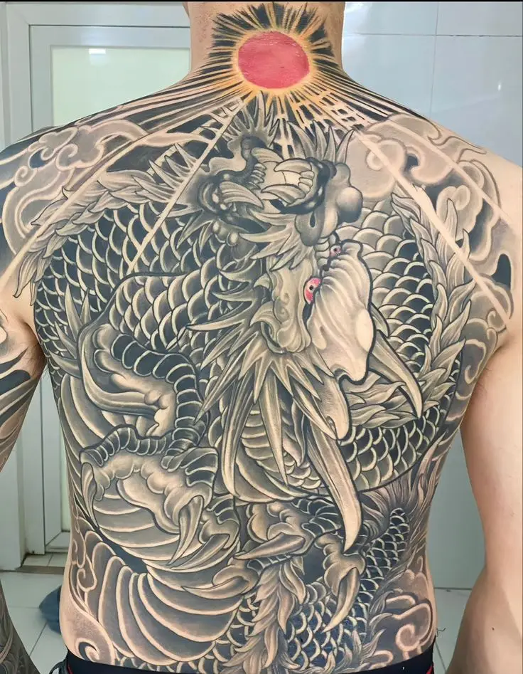 Hình Xăm Rồng Kín Lưng Đen Trắng - Sự Kết Hợp Độc Đáo Giữa Nghệ Thuật và Thiên Nhiên 17