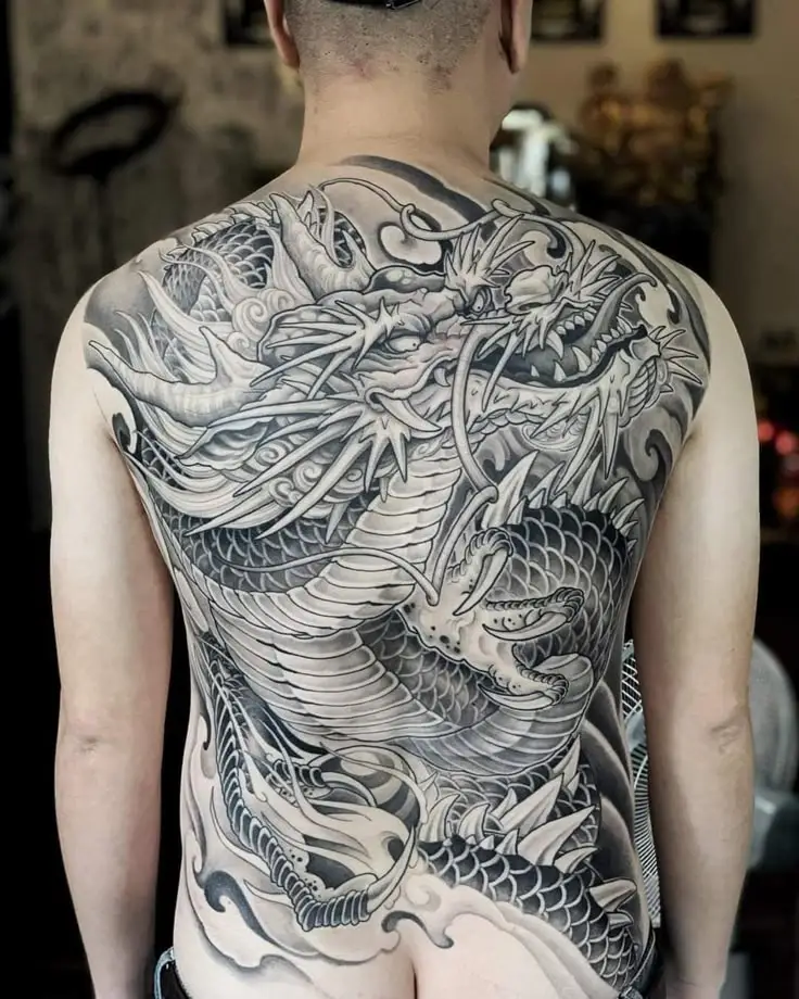 Hình Xăm Rồng Kín Lưng Đen Trắng - Sự Kết Hợp Độc Đáo Giữa Nghệ Thuật và Thiên Nhiên 30