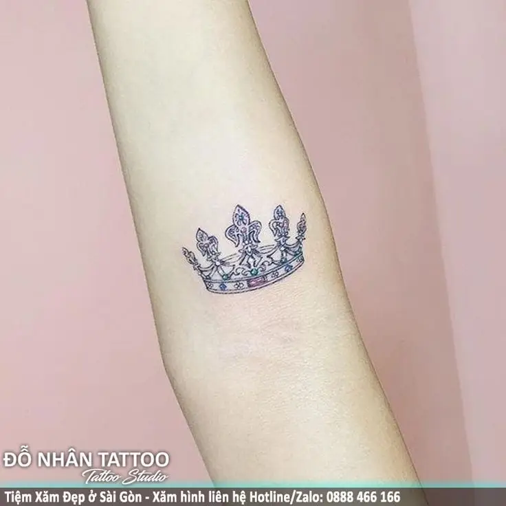 Hình Xăm Vương Miện Cho Nữ: Tôn Vinh Sự Quyền Lực